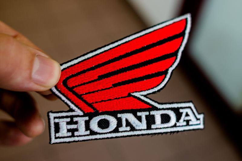 Nášivka s motívom Honda