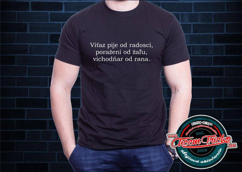 Tričko s nápisom Viťaz pije od radosci...